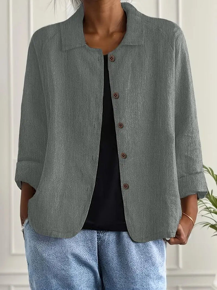 Stilfull relaxedfit dameblazer med langermet design og knappelukking. Perfekt for kontor og fritid.