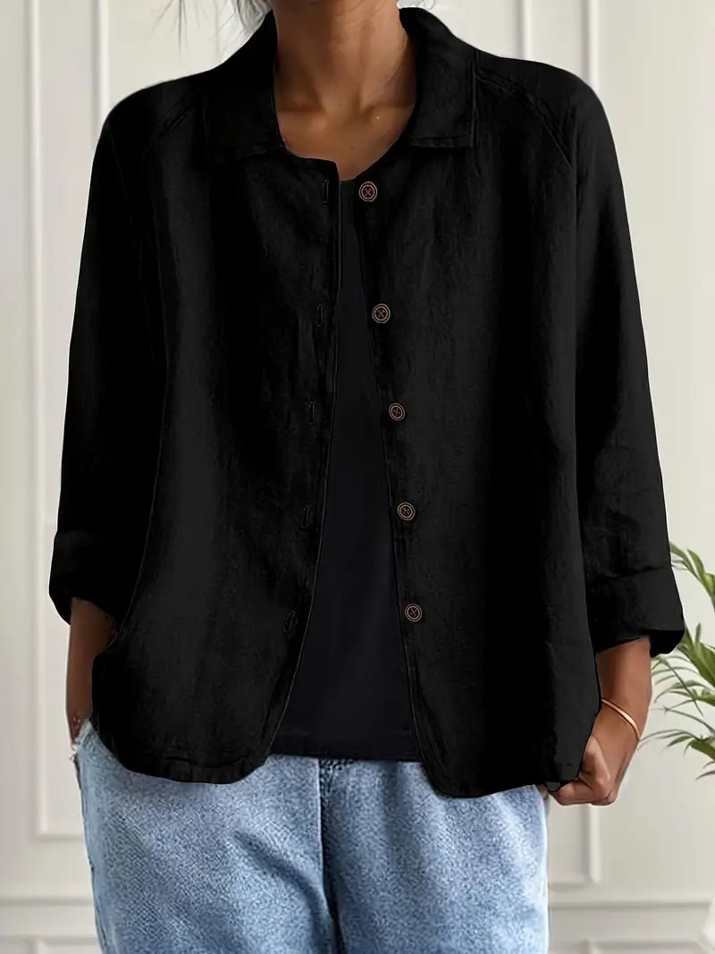 Kvinne iført en relaxed langermet blazer med knapper, egnet for kontor eller fritid.