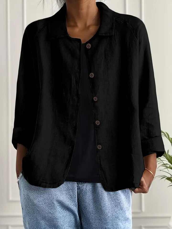 Kvinne iført en relaxed langermet blazer med knapper, egnet for kontor eller fritid.