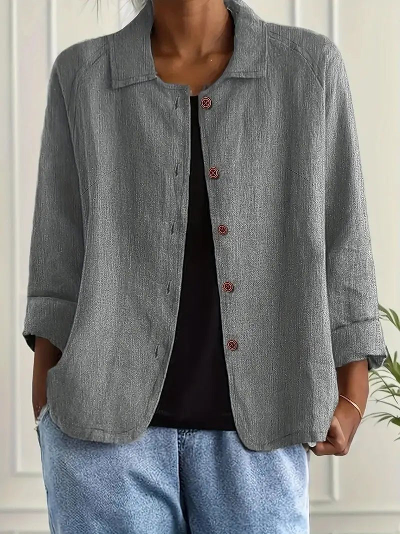 Casual-elegant dameblazer i relaxed fit, med lange ermer og knappelukking. Perfekt for lag på lag.
