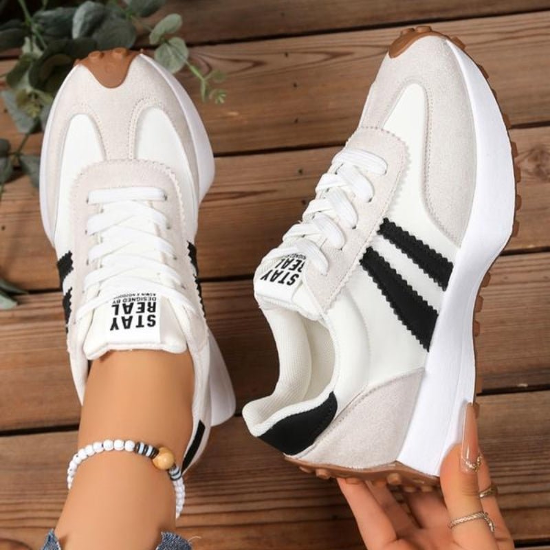 Komfortable retro chunky sneakers for dame, med plattformsåle og snøredetaljer.