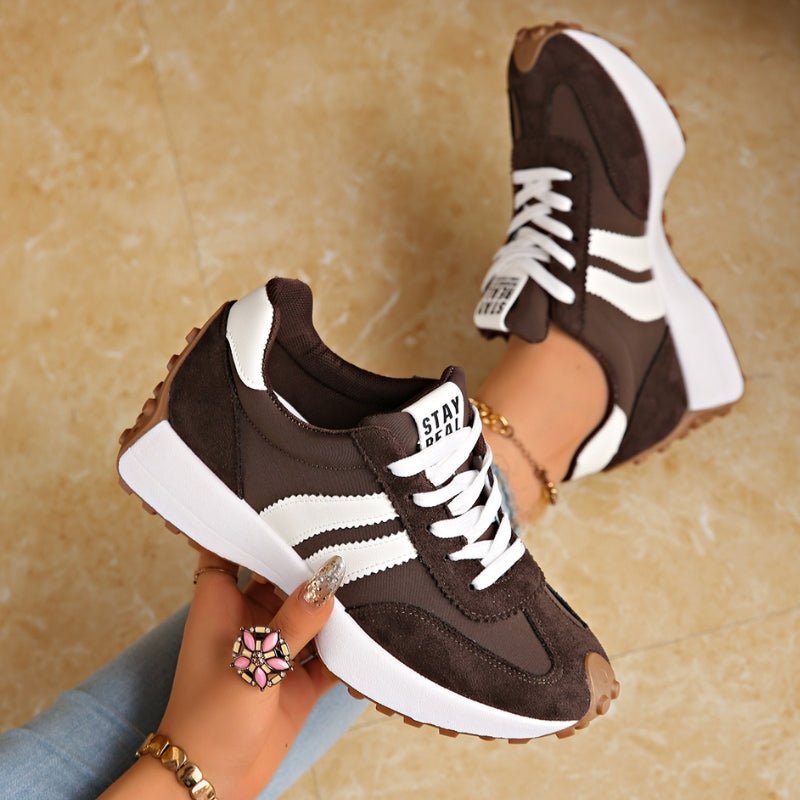 Stilige retro plattformsko for kvinner, tykk såle, damemote sneakers for en trendy look.