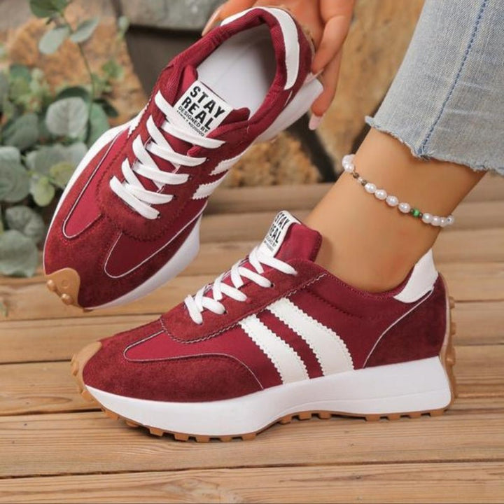 Komfortable chunky sneakers for dame, retro look, snøring og solid plattformsåle.