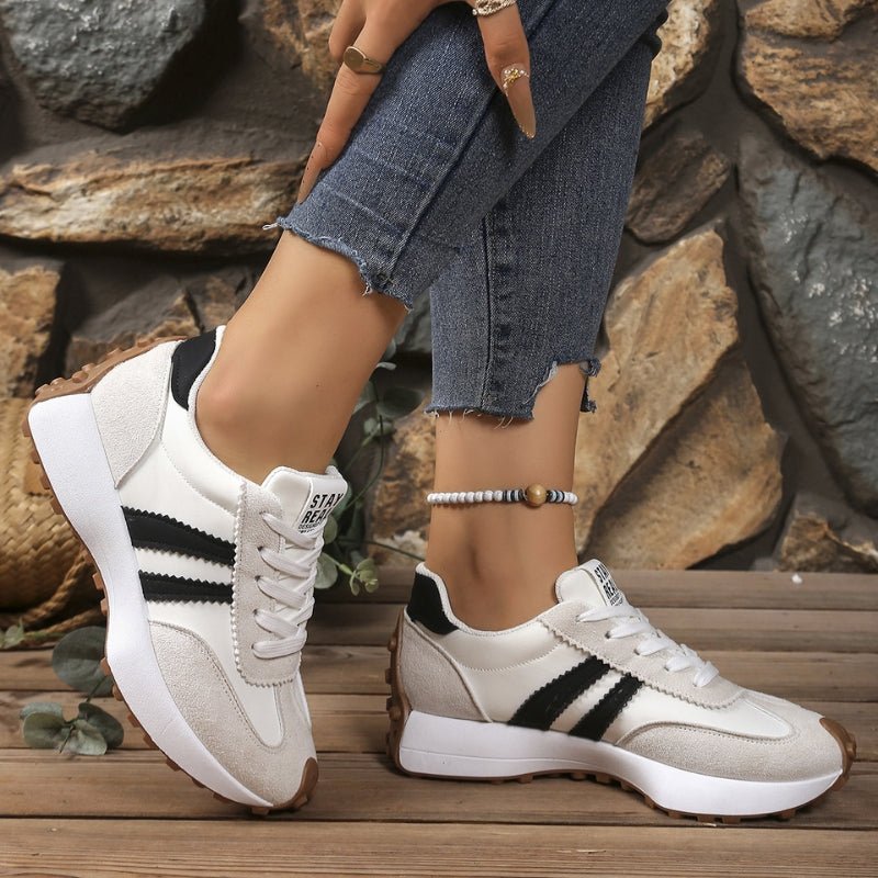 Trendy damemote: retro inspirerte plattform sneakers med snøredetaljer for casual antrekk.