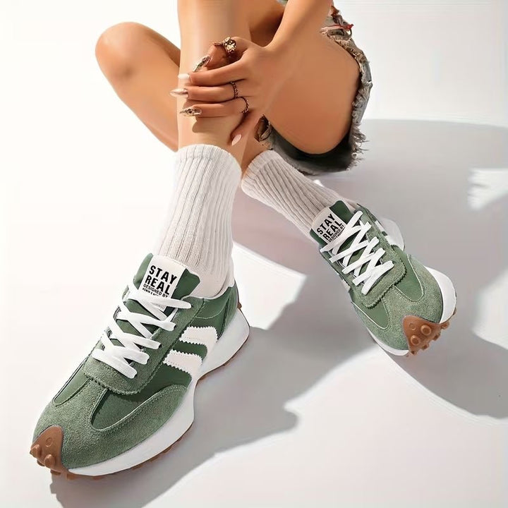 Kvinnelige fritidssko: chunky plattform sneakers med retro snøring og behagelig passform.