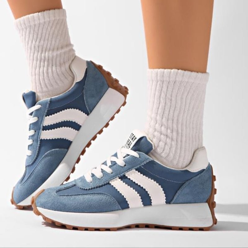 Damemote sneakers, retro chunky stil, plattform såle for økt høyde og moderne look.