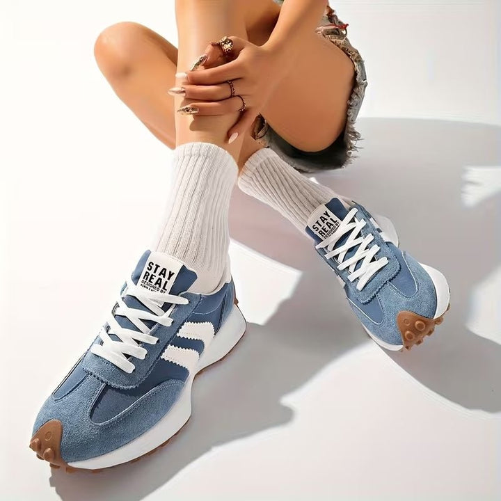 Stilige retro plattform sneakers for kvinner, chunky design, snøring for fritid og hverdag.