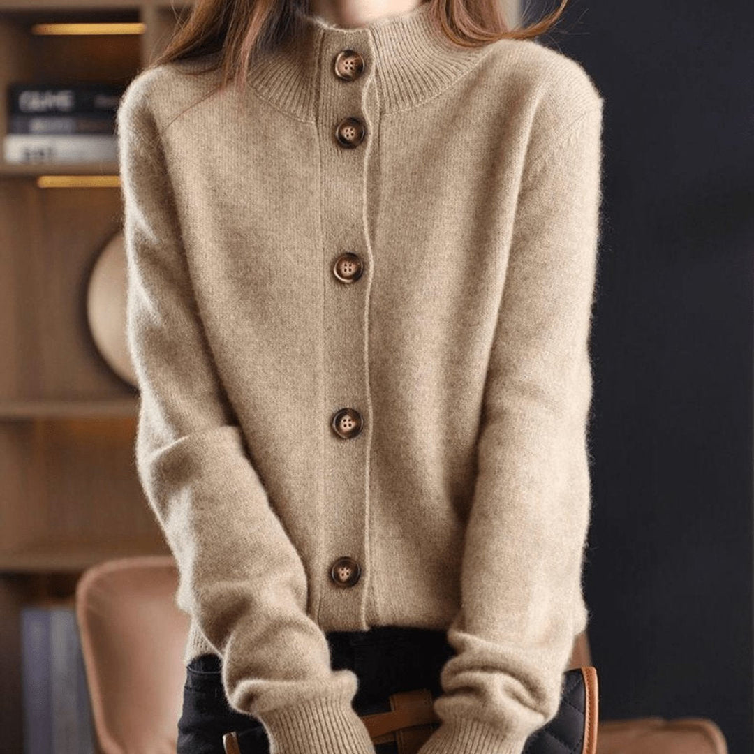 Myk beige dame cardigan med rund hals og knapper. Komfortabel og allsidig knappecardigan for hverdagsbruk.