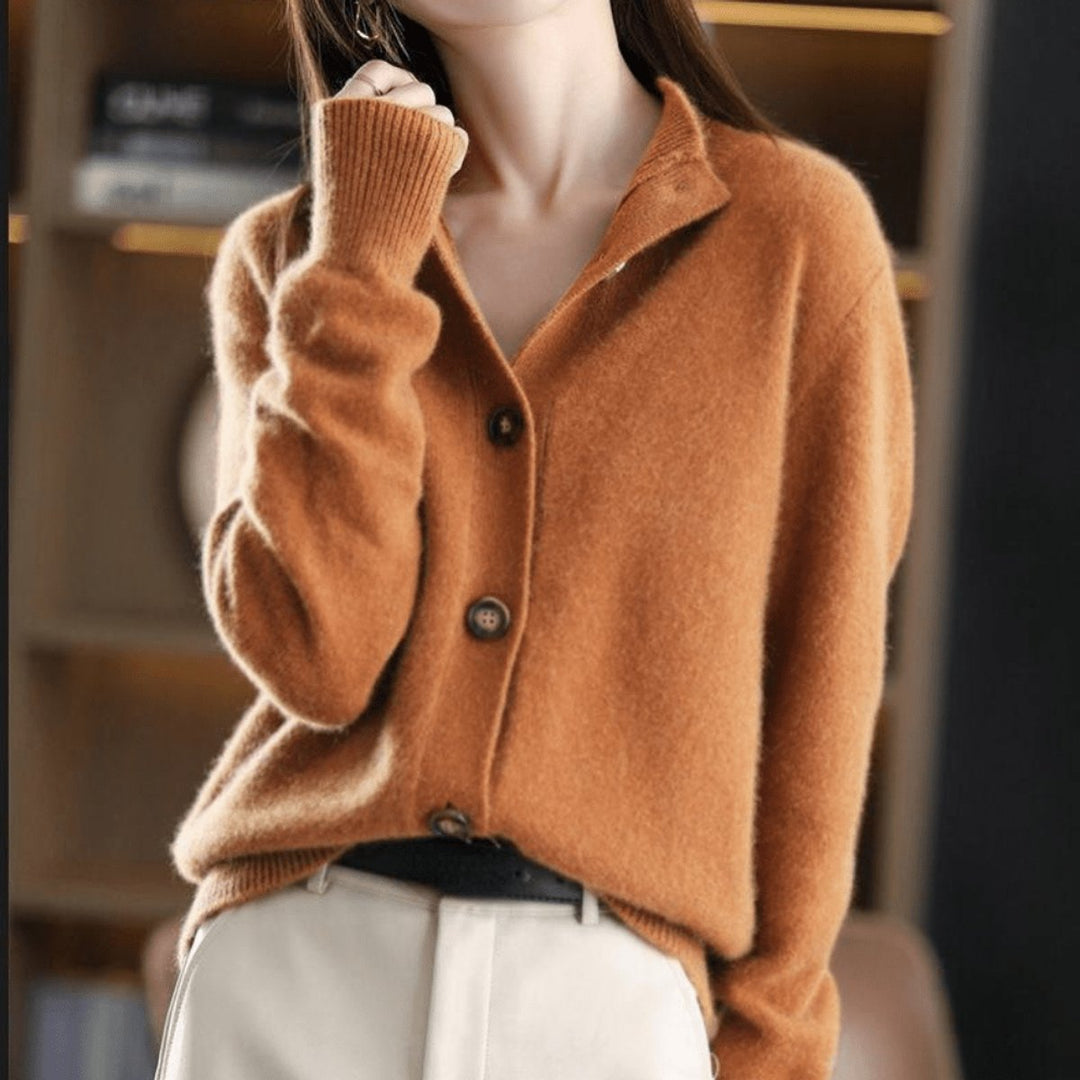 Elegant mørk blå dame cardigan med rund hals. Myk og stilig knappecardigan for både hverdag og fest.