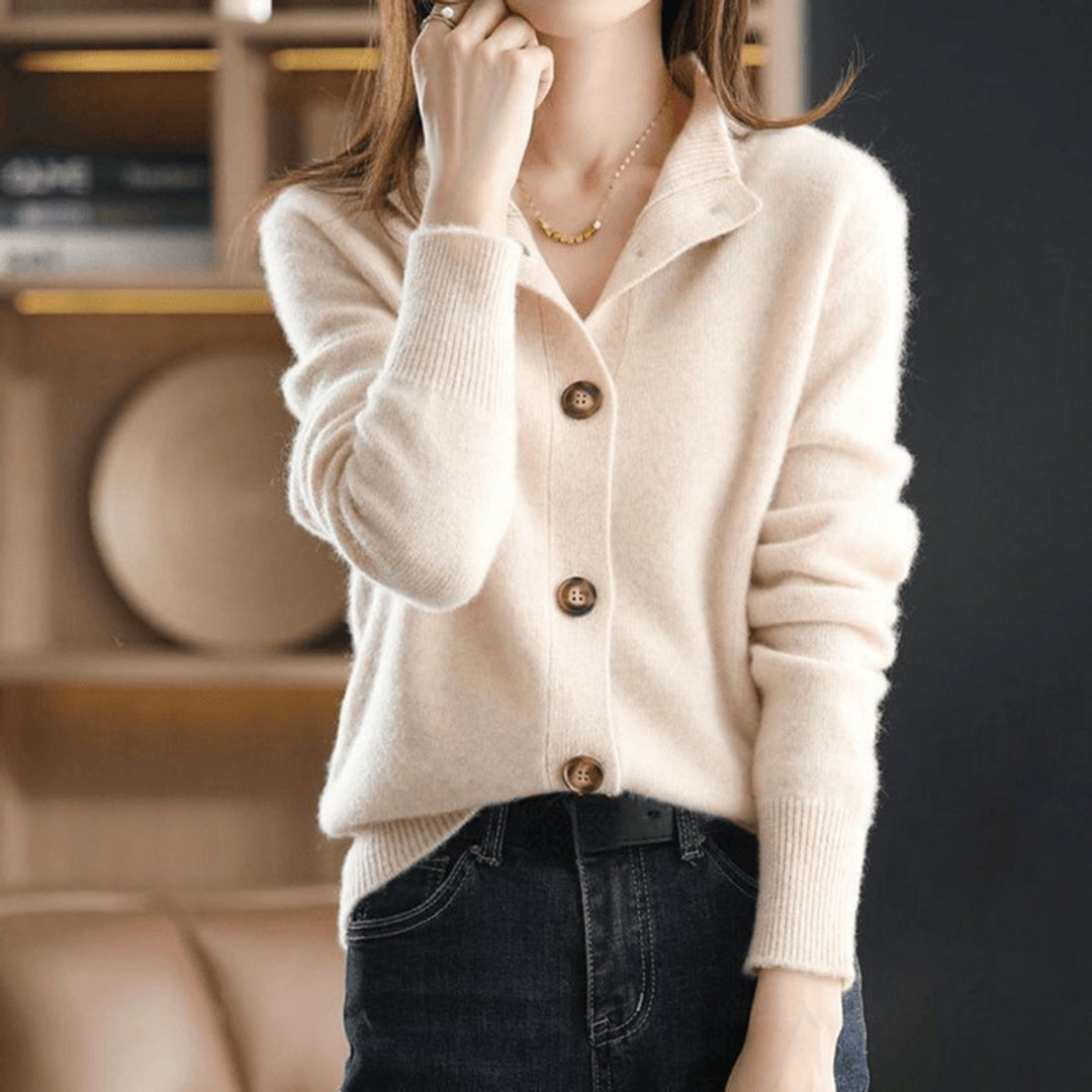 Allsidig dame cardigan med rund hals og knapper i mykt materiale. Perfekt som hverdags- eller festplagg.