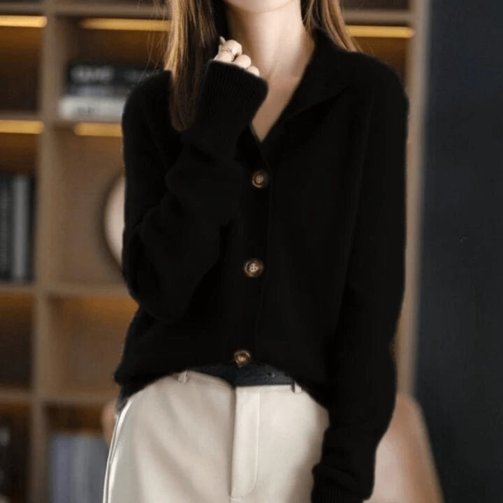 Trendy oransje dame cardigan med rund hals. Myk og moderne knappecardigan som løfter hverdagsantrekket.