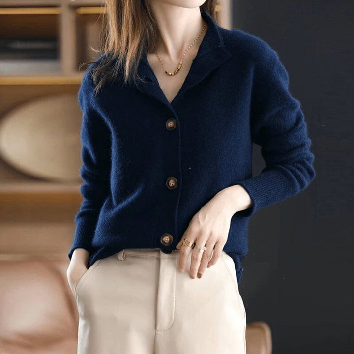 Dame cardigan med rund hals, knapper og myk kvalitet. Klassisk knappecardigan i flere farger, perfekt for enhver stil.