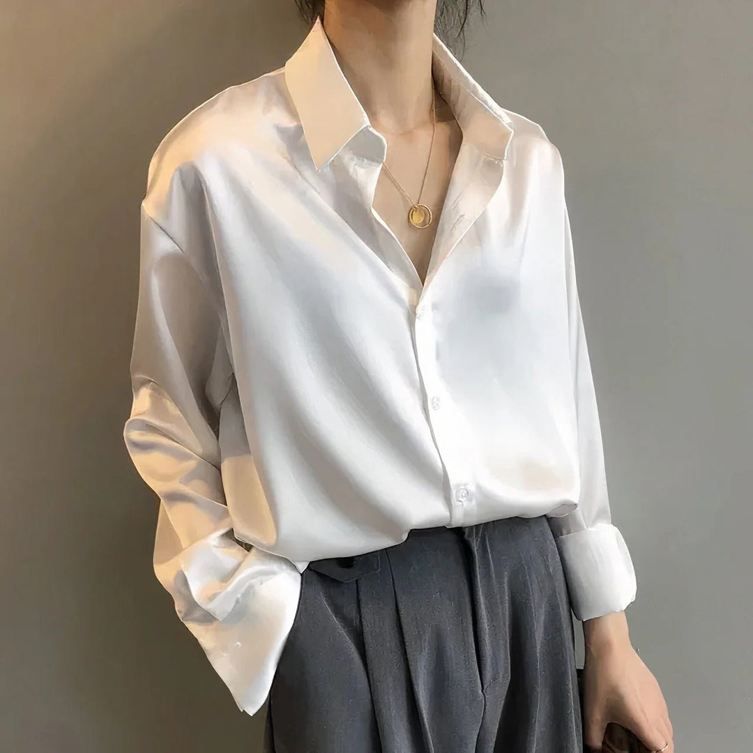 Klassisk dameskjorte i satin med knapper og spiss krage. Tidløs, elegant langermet hverdagsskjorte.