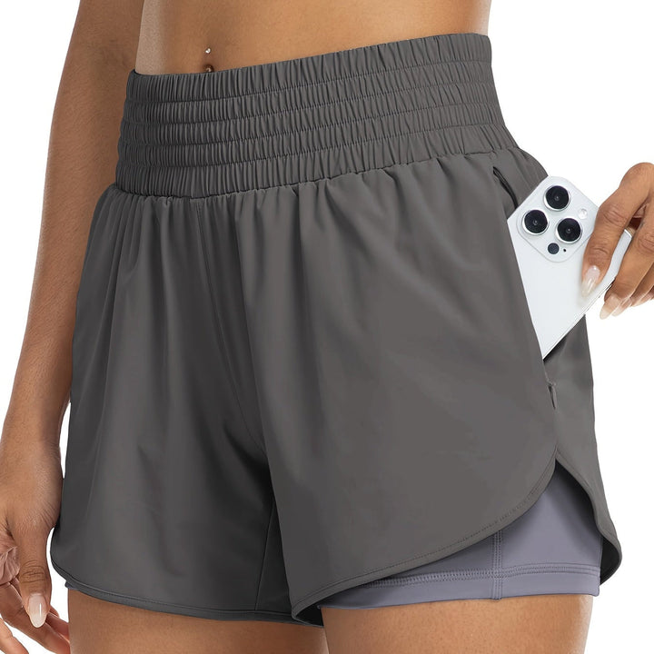 Hurtigtørkende dame treningsshorts, perfekt for løping og aktivtøy. Dobbelt lag for ekstra komfort i sommershorts.