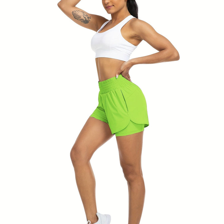 Dame yogashorts med høy midje, fleksibel for alle posisjoner. Komfortabel og pustende for aktivitet og sporty utseende.