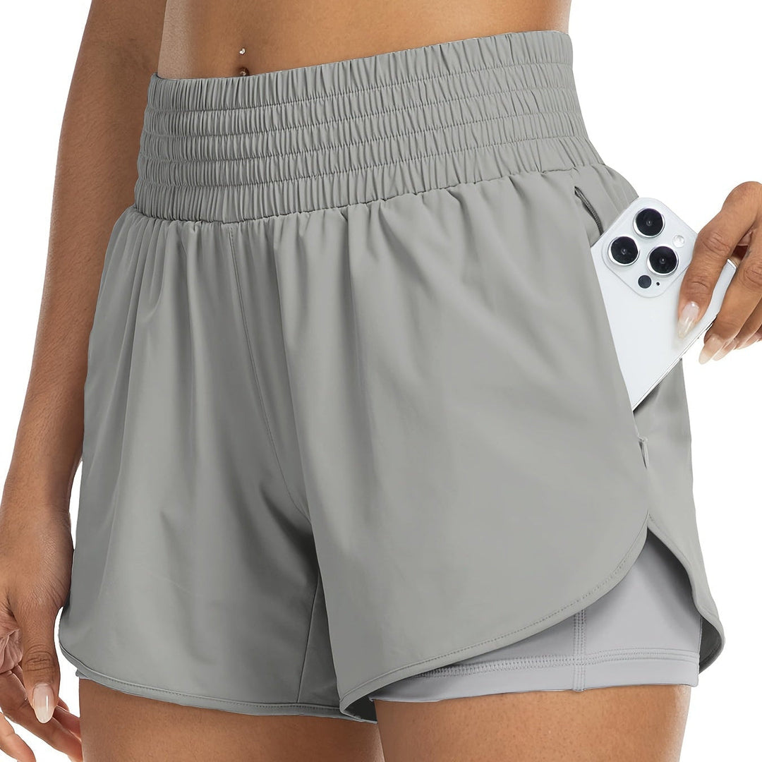 Sommerlige dame shorts med høy midje, sporty design. Ideell for varme dager, utendørs trening og aktivtøy.