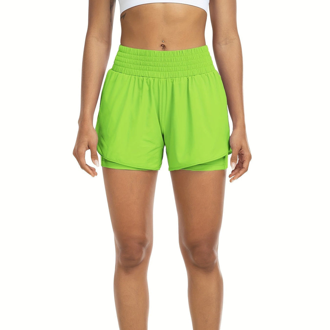 Sporty dame shorts med høy midje, bakfra, viser flatterende passform. Perfekt for yoga, løping og trening.