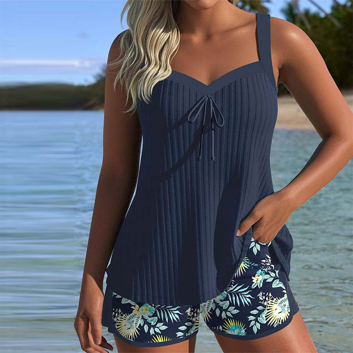 Dame tankini sett med stripet topp og blomstrete badetights for strand og sommerferie.