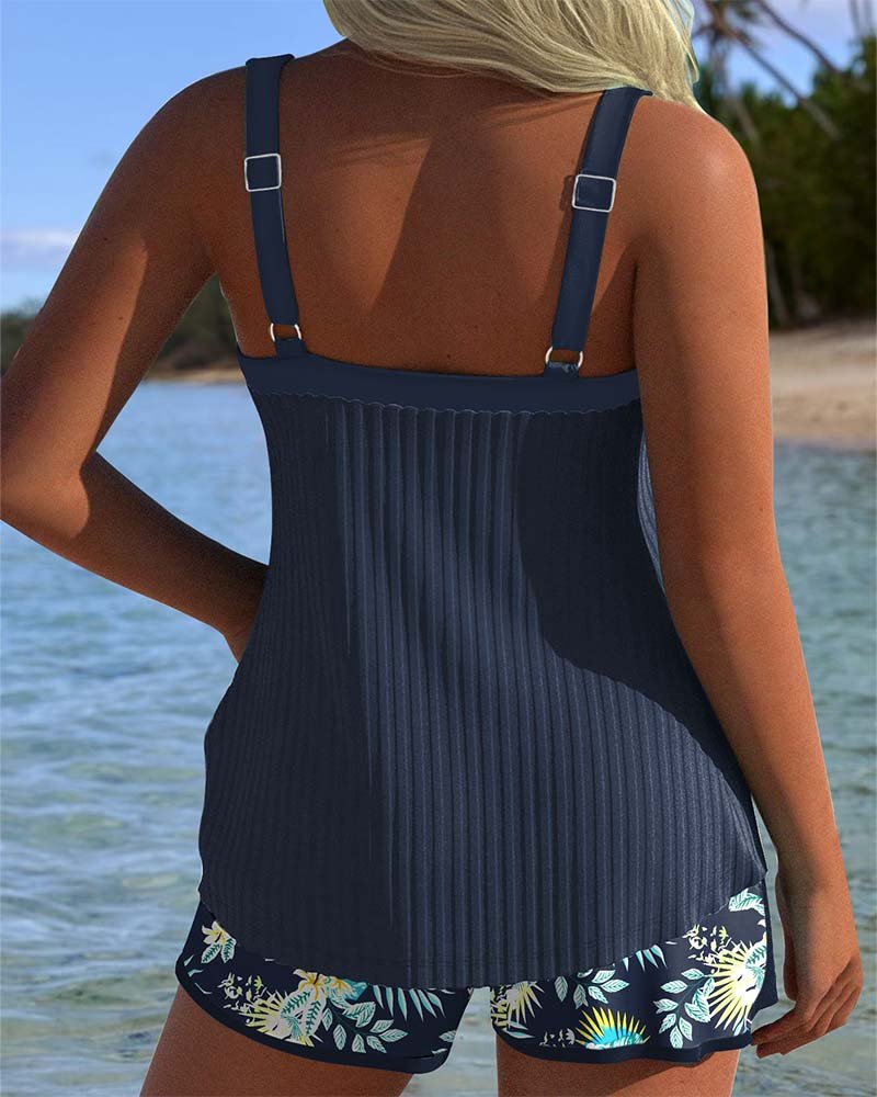 Stripet tankini topp med snøredetalj og blomstrete badetights, et komfortabelt dame badetøy sett.