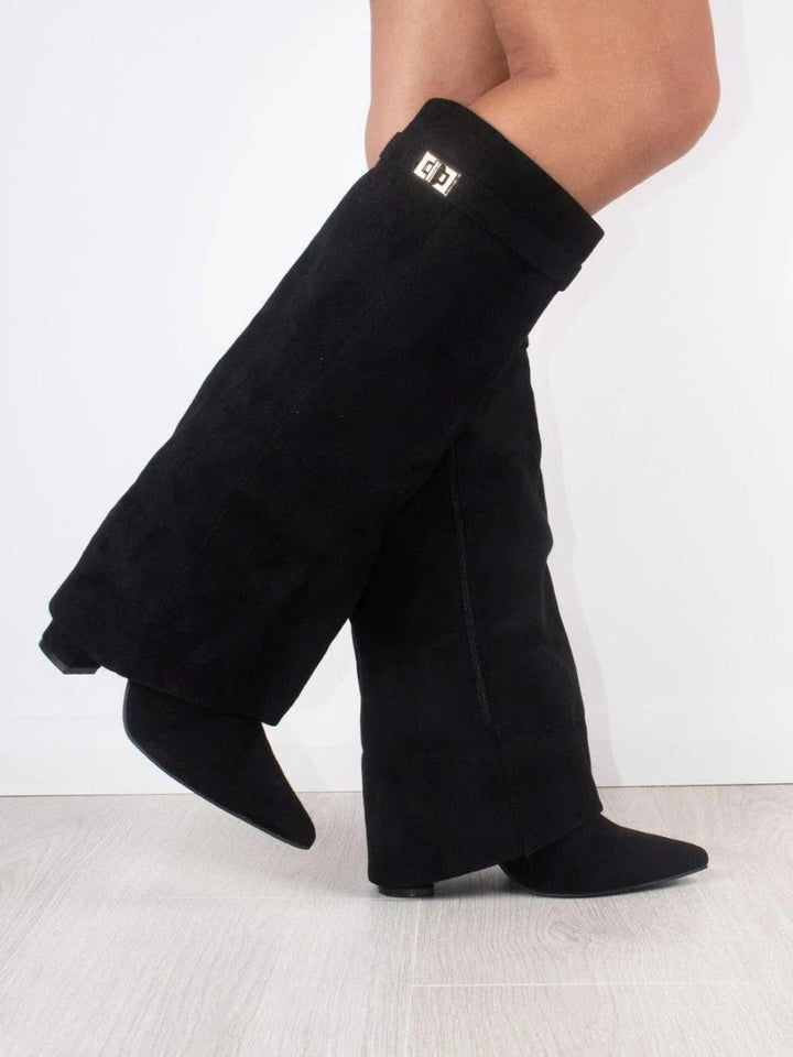 Stilige høye støvler i semsket skinn. Ideelle for både fest og en elegant hverdagslook.
