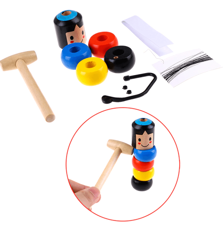 Et barn som ler og leker med den spennende Daruma treleken. Interaktiv pedagogisk leke i tre for barn.