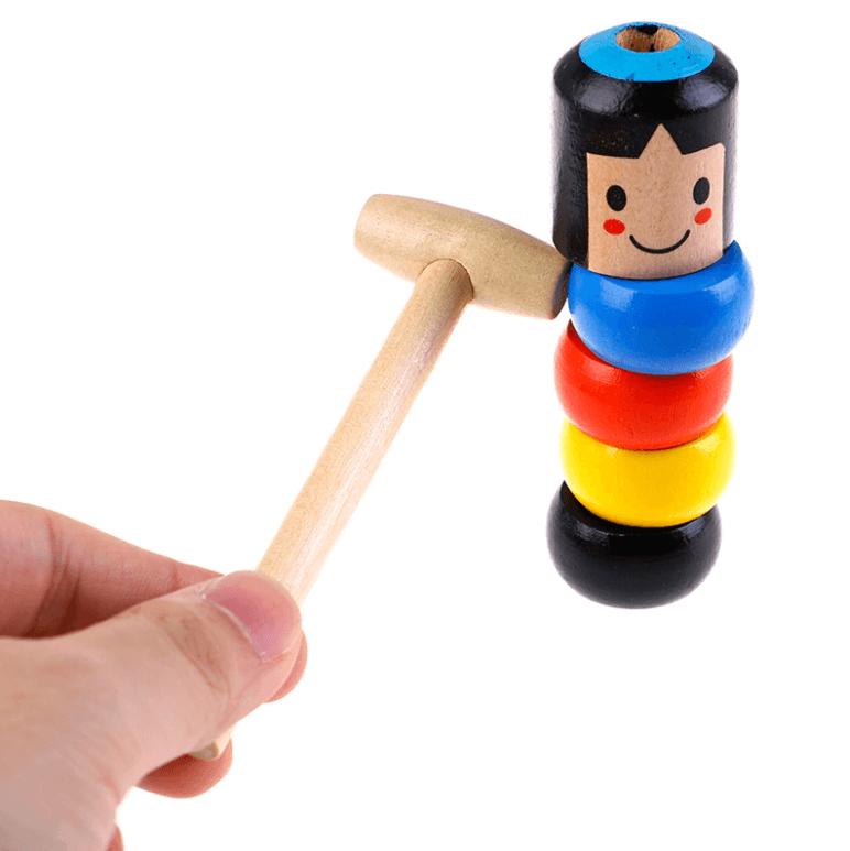Stilfull Daruma treleke, perfekt for et barnerom. Moro, interaktiv og pedagogisk trefigur for barn.