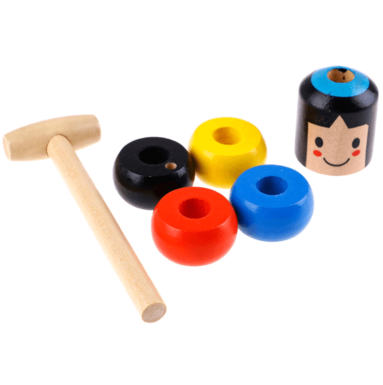 Magisk Daruma treleke for barn, viser dens unike funksjon. Trefigur som underholder og lærer.