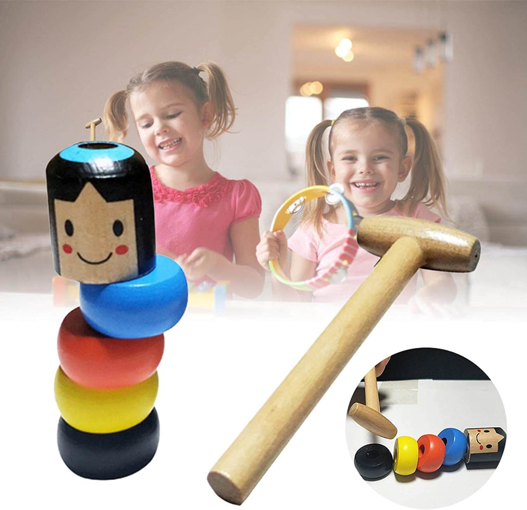 Barn leker med den magiske Daruma treleken. Underholdende trefigur; en flott familieleke og gaveide.