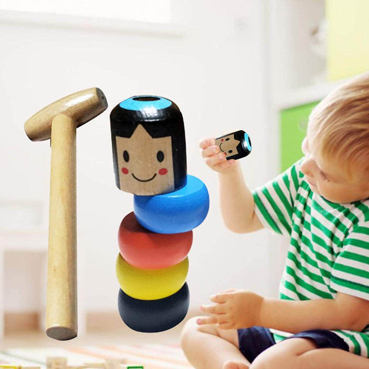 Pedagogisk Daruma treleke i solid tre. Lærer barn om balanse. Perfekt læringsleke for de minste.