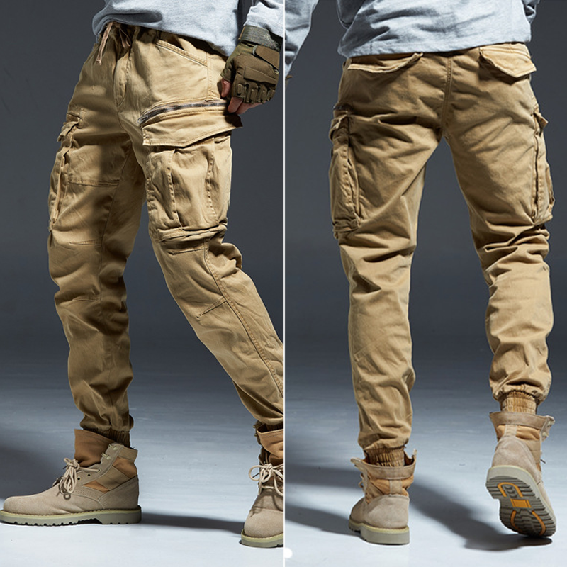 Stilren herre joggebukse, cargo-modell for urban streetwear, tilbyr både komfort og eventyrstil.
