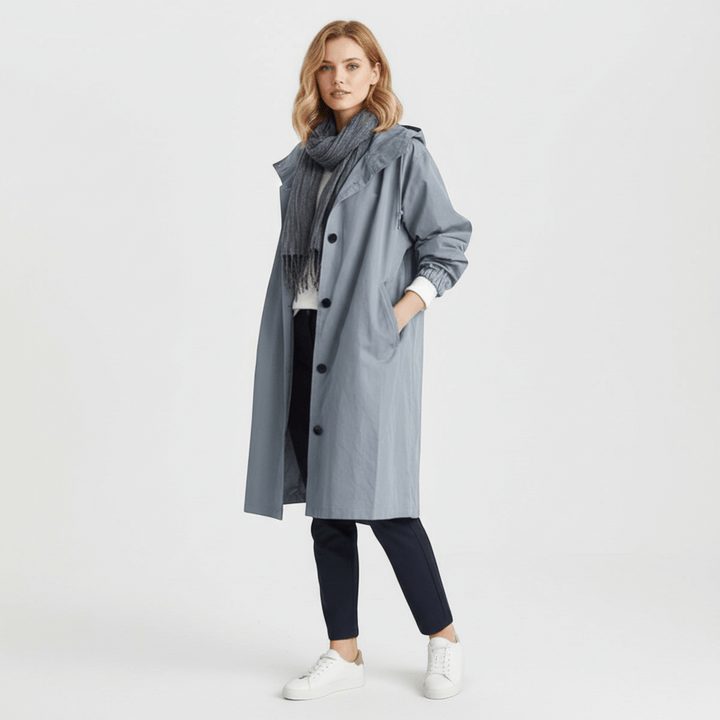 Stilfull, vanntett kvinners trenchcoat med hette. Lang, lett kåpe i oversized passform for regnværsdager.