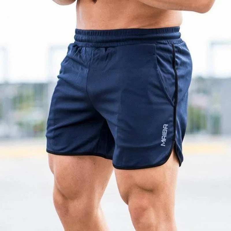 Detalj av det elastiske stoffet på slim-fit herre badebukser, som sikrer god bevegelsesfrihet.