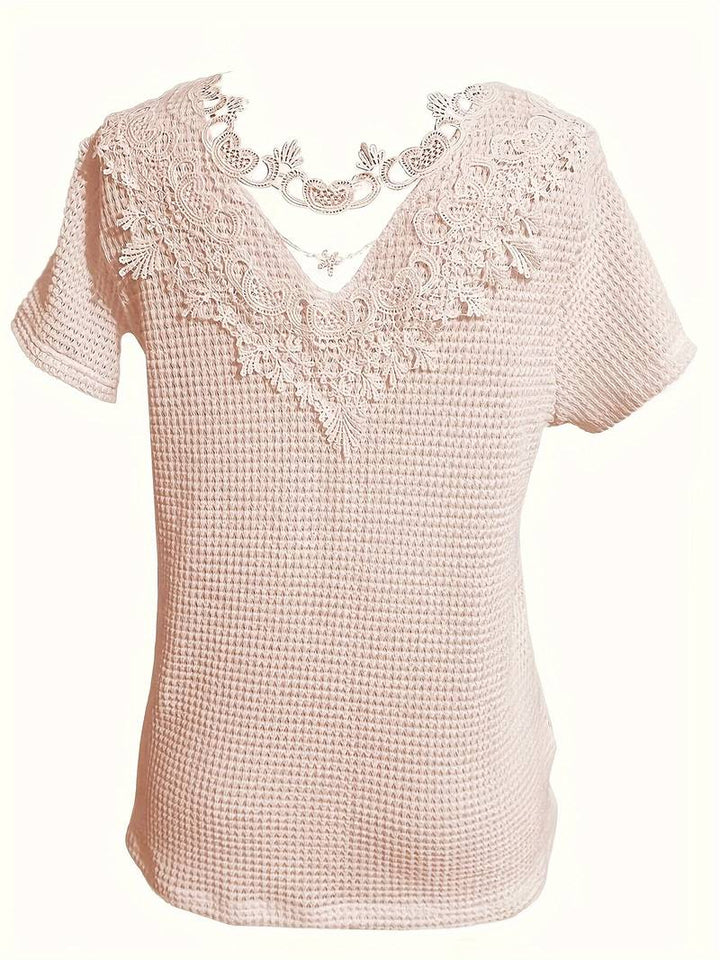 Elegant beige dame t-skjorte med blondedetaljer og rund utringning. Mykt, lett stoff for optimal komfort om sommeren.