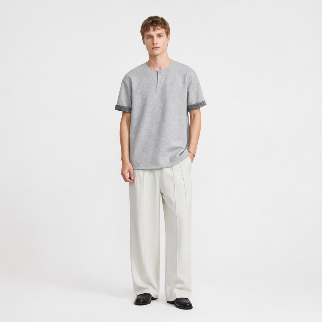 Herre Henley t-skjorte med rutete detaljer og løs passform. Ideell for casual streetwear.