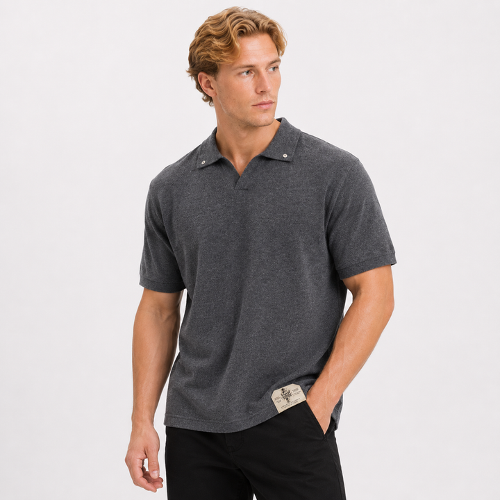 Behagelig herre vintage polo, kortermet sommertopp. Løs passform og unik seagullkrage for menns mote om sommeren.