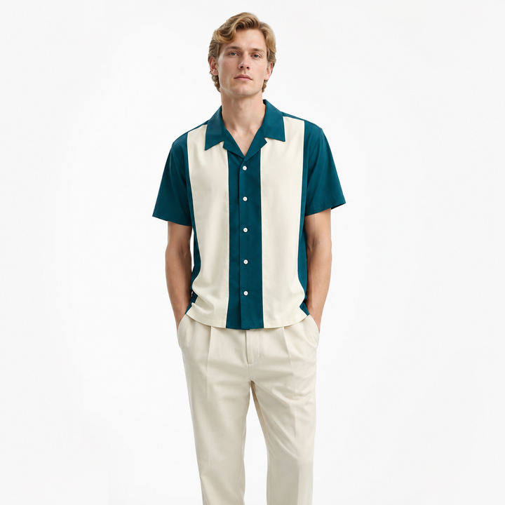 Bakside av en elegant stripete herre bowling skjorte. Kortermet bomullsskjorte for fritid og sommer.