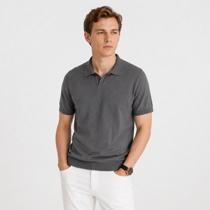 Strikket herre poloskjorte i slim fit. Komfortabel og elegant italiensk stil for moderne menn.