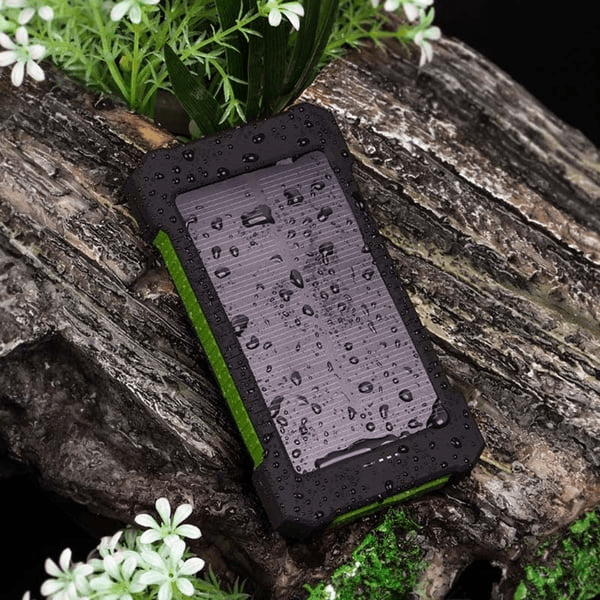 Solcelle powerbank i robust design, ideell for camping, turgåing og eventyr i naturen.