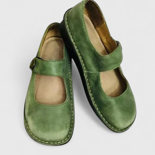 Dame slip-on sko med stilfull stroppdetalj. Komfortable hverdagssko for fritid og sommerbruk.