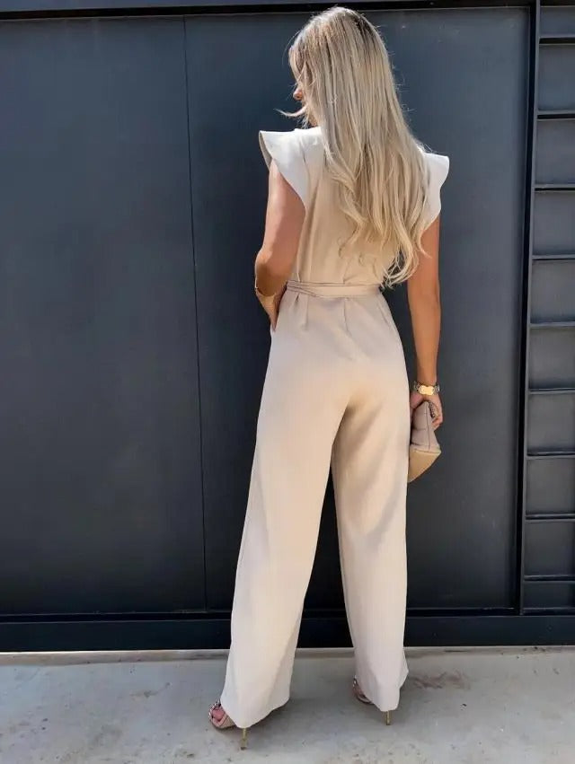 Jumpsuit med belte og vide ben. Perfekt sommerklær for både fest og hverdag.