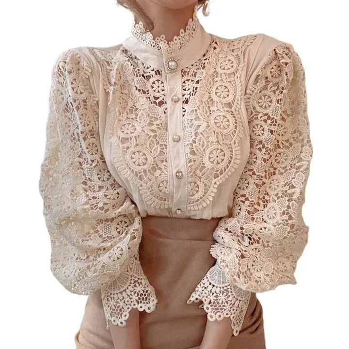 Nydelig kvinnebluse med delikate blonder, langermet design og stilig ståkrage.