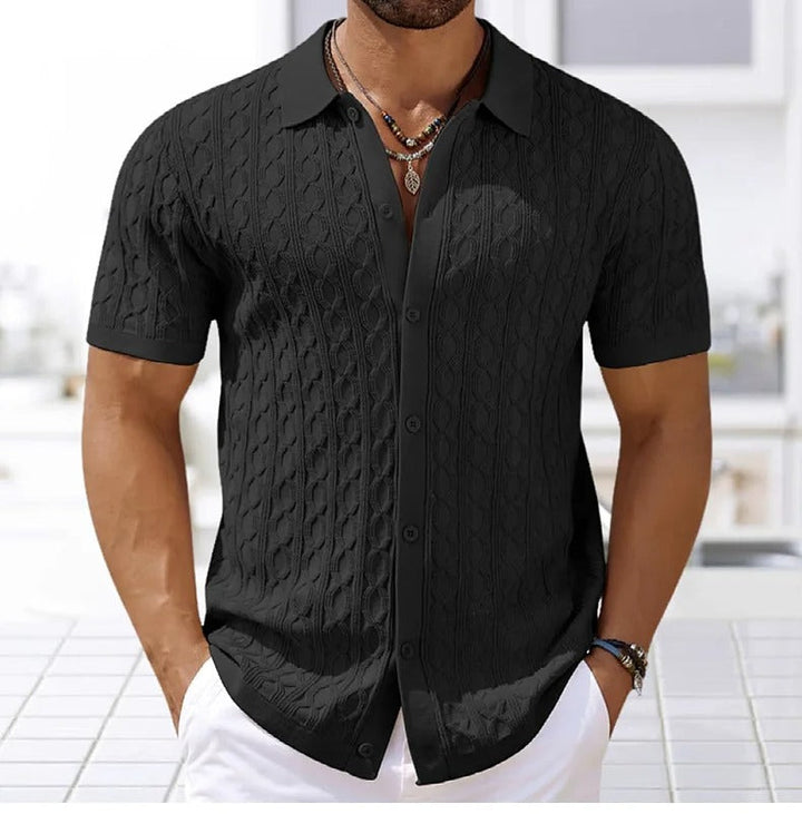 Herrepolo i jacquardstrikk med kort erme og stilig knappestolpe. Vintage inspirert for menn.