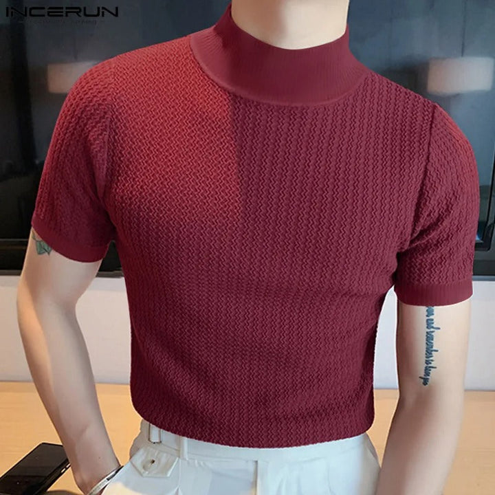 Komfortabel herre t-skjorte, smal passform med høy hals. Trendy topp for casual streetwear.