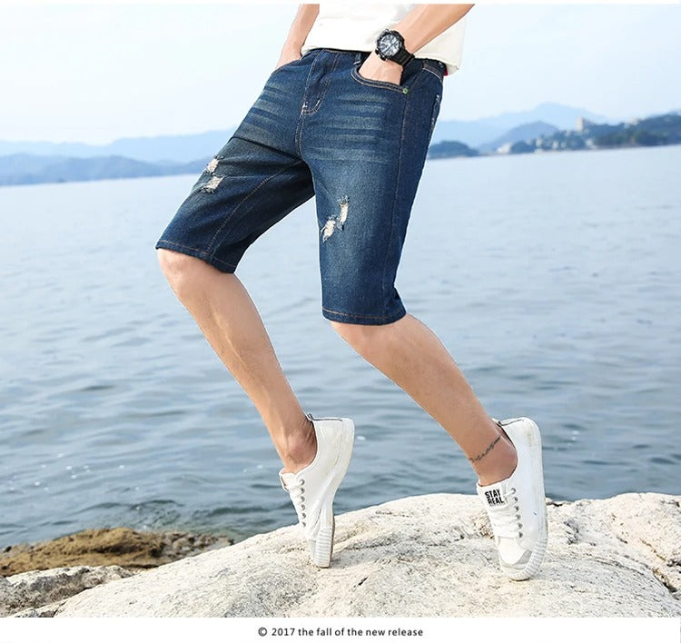 Lyseblå menns avslappede sommershorts. Komfortabel og pustende fritidsshorts for herre i lett stoff.