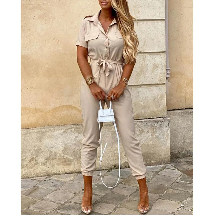 Elegant monokromatisk jumpsuit med justerbart belte, perfekt for kveldsantrekk.