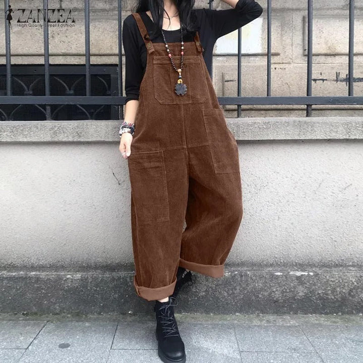 Kvinne i elegant jumpsuit med vide ben, viser uanstrengt stil og komfortabel passform.