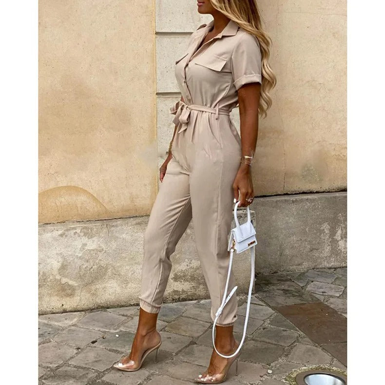 Tidløs monokromatisk jumpsuit til dame, med belte, enkel å style for vår og sommer.