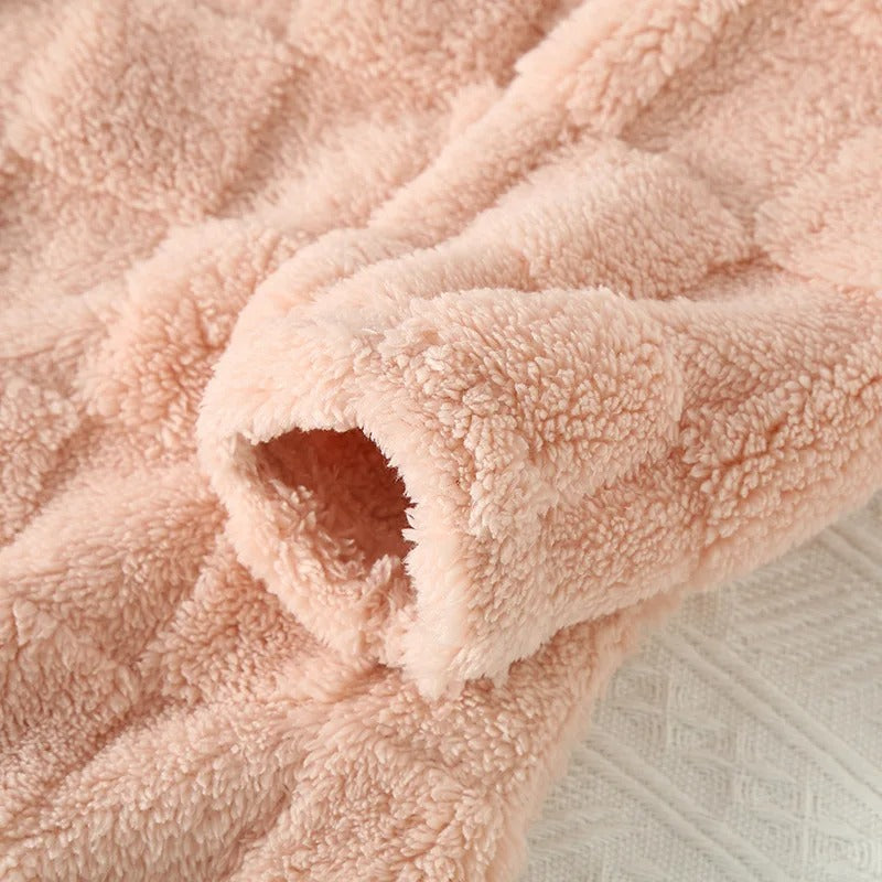 Pyjamassett for kvinner med rutemønster, varmt, mykt og komfortabelt vinter-hjemmetøy.