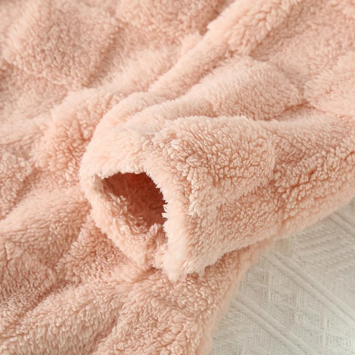Pyjamassett for kvinner med rutemønster, varmt, mykt og komfortabelt vinter-hjemmetøy.