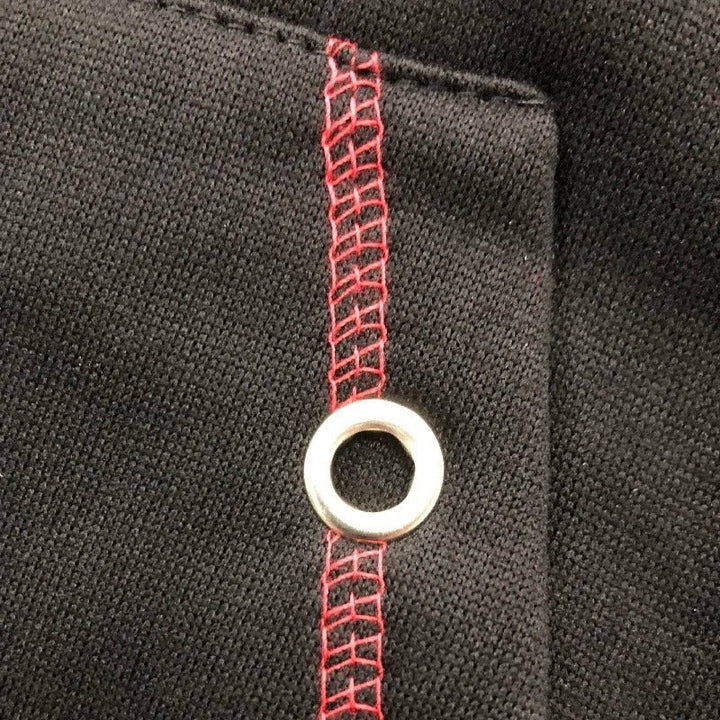Mann med rød glidelås hettegenser, viser avslappet passform og moderne design. Perfekt for hverdagsstil.